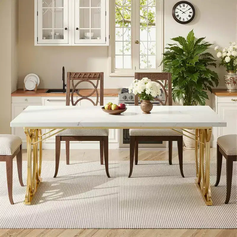 Table à manger de 160 cm, plateau en faux marbre blanc pour 4 à 6 personnes, piètement en acier doré, avec pieds réglables
