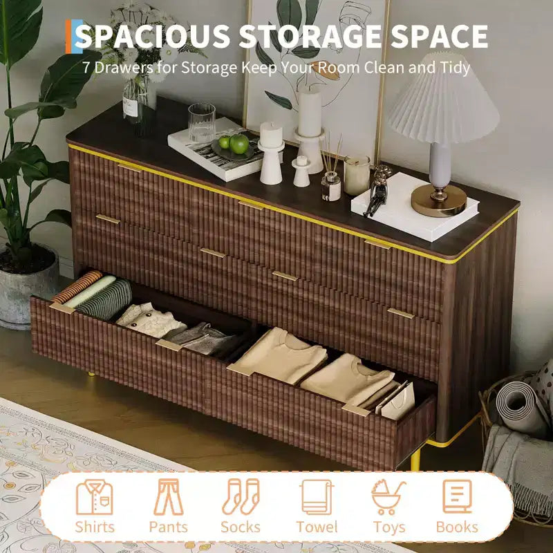 Commode de Chambre à 7 Tiroirs, Commode Canelée de 137 cm de Large, Meuble de Rangement en Bois, Design Courbé, Meuble TV avec Poignées Métalliques Dorées