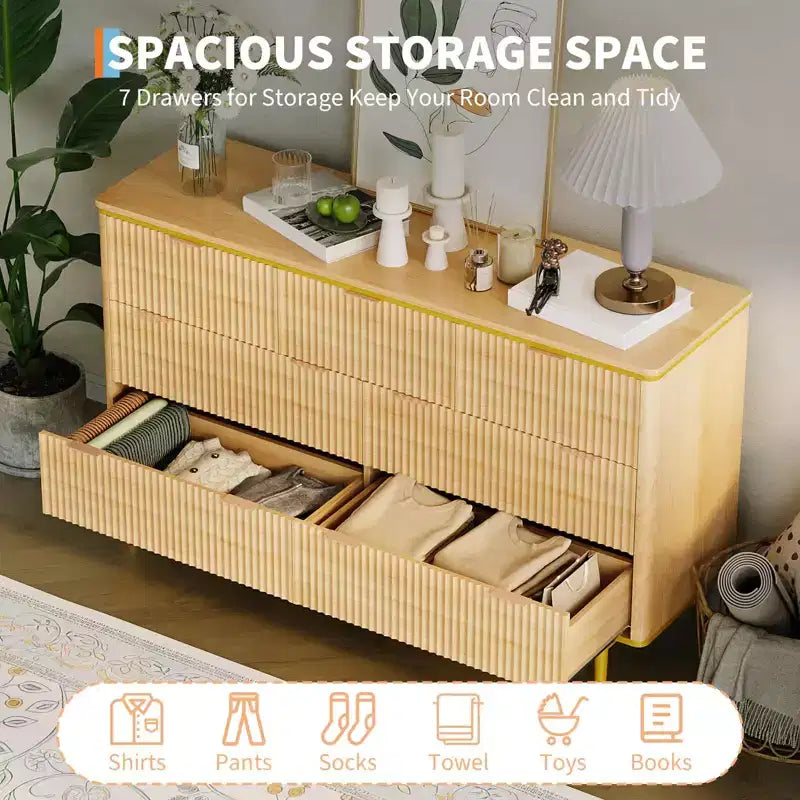Commode de Chambre à 7 Tiroirs, Commode Canelée de 137 cm de Large, Meuble de Rangement en Bois, Design Courbé, Meuble TV avec Poignées Métalliques Dorées