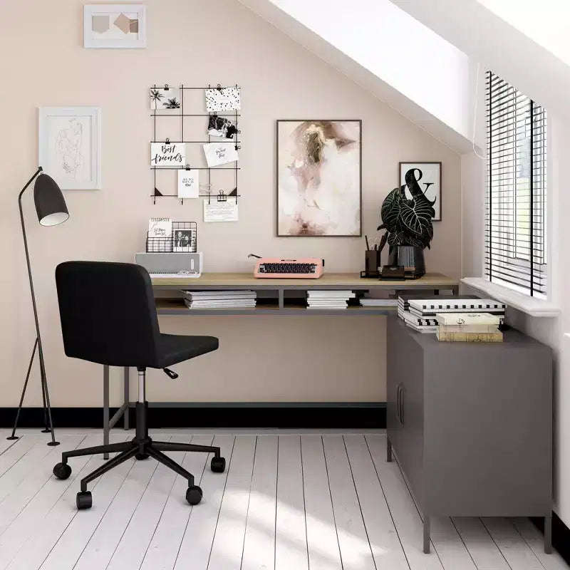 Bureau d'ordinateur moderne industriel