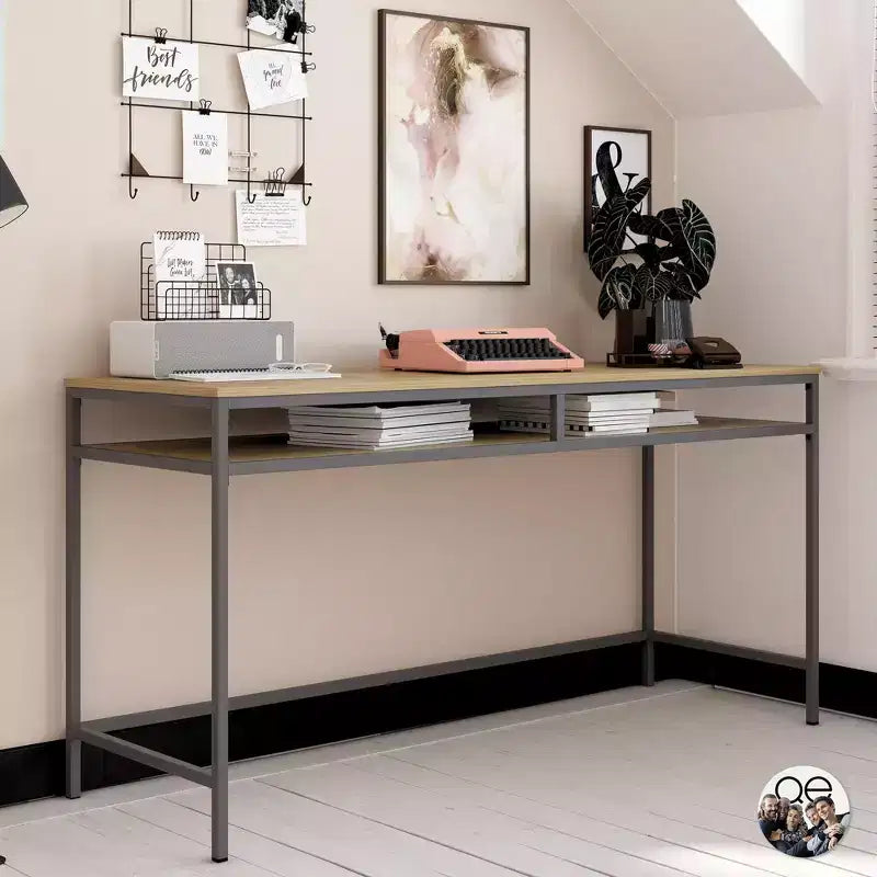 Bureau d'ordinateur moderne industriel